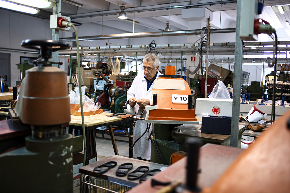 Artigiano Galiano al lavoro nella manifattura italiana